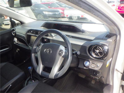 Toyota Prius C Hybrid 2015 X Urban